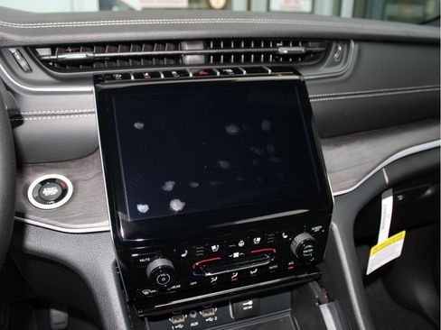 New 2025 Jeep Grand Cherokee Limited w/ Luxury Tech Group II image 17