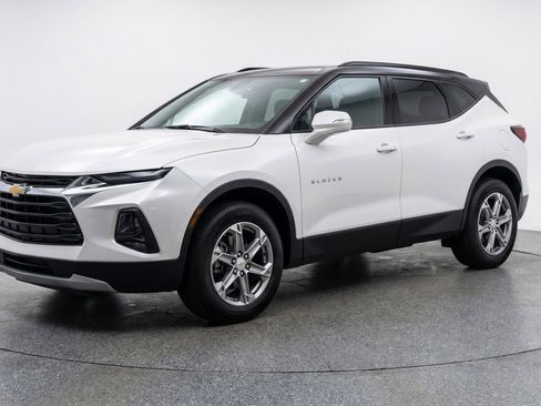 Used 2025 Chevrolet Blazer LT FWD image 3