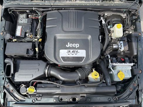 Used 2012 Jeep Wrangler Sahara w/ Connectivity Group AWD/4WD image 8