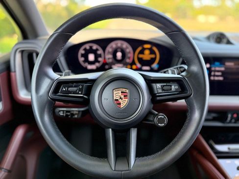 Used 2025 Porsche Cayenne AWD/4WD image 21