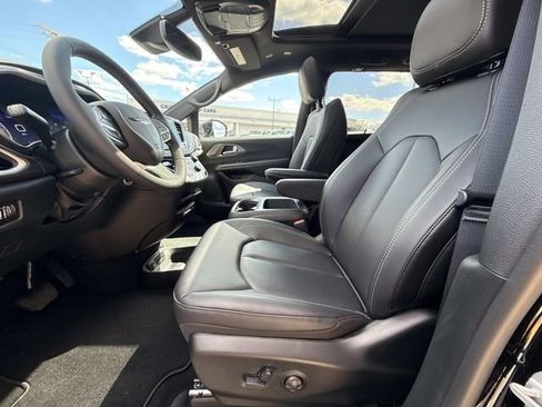 New 2026 Chrysler Pacifica Select image 8