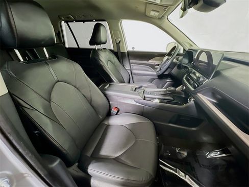 Used 2024 Toyota Grand Highlander Limited image 25