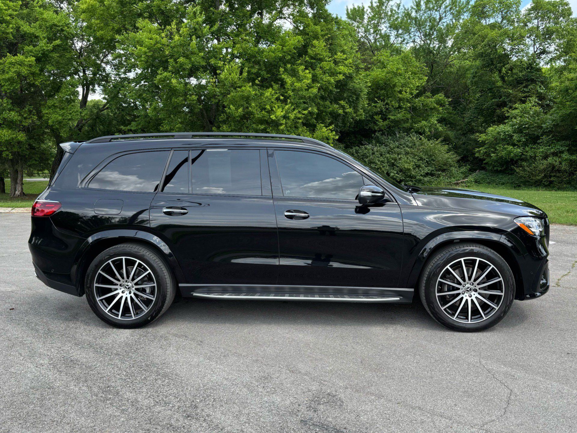 Used 2025 Mercedes-Benz GLS 450 4MATIC w/ AMG Line Exterior image 8