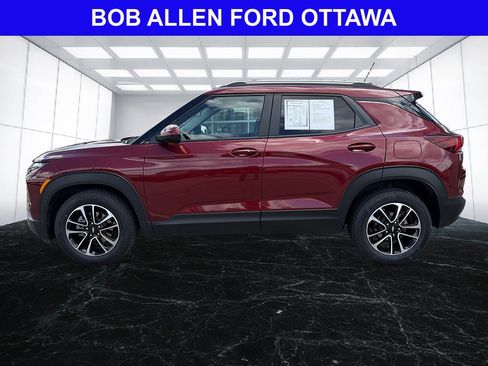 Used 2025 Chevrolet TrailBlazer LT FWD image 2