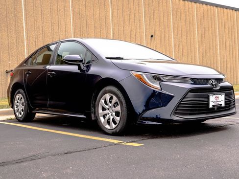 Used 2023 Toyota Corolla LE FWD image 2