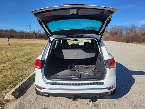 Used 2016 Volkswagen Touareg Sport image 10