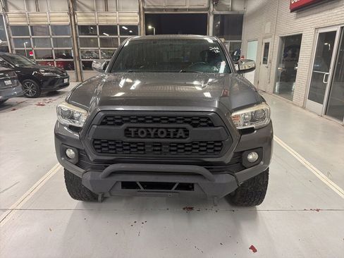 Used 2016 Toyota Tacoma Limited w/ Towing Package image 2