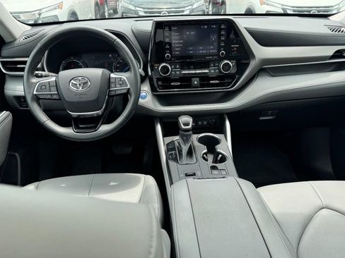 Used 2021 Toyota Highlander XLE AWD/4WD image 12
