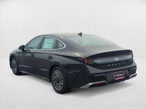 New 2025 Hyundai Sonata Limited image 9