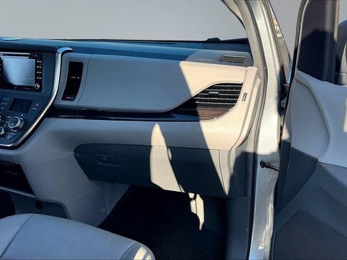 Used 2019 Toyota Sienna XLE FWD image 21