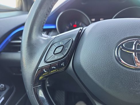 Used 2022 Toyota C-HR XLE FWD image 16