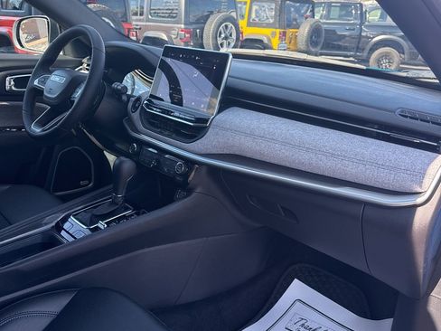 Used 2024 Jeep Compass Latitude w/ Sun and Sound Group image 33