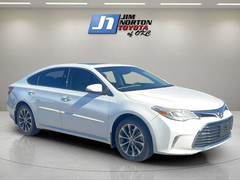 Used 2017 Toyota Avalon XLE Premium image 3