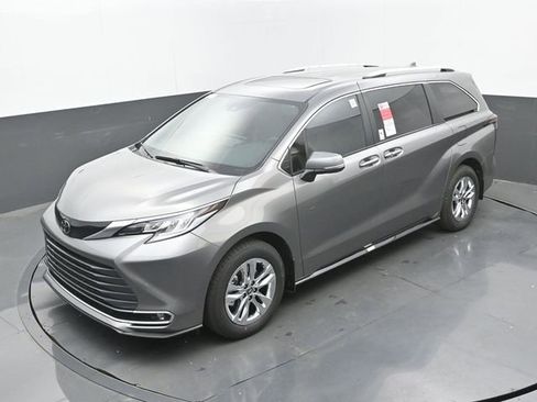 New 2026 Toyota Sienna Limited FWD image 32