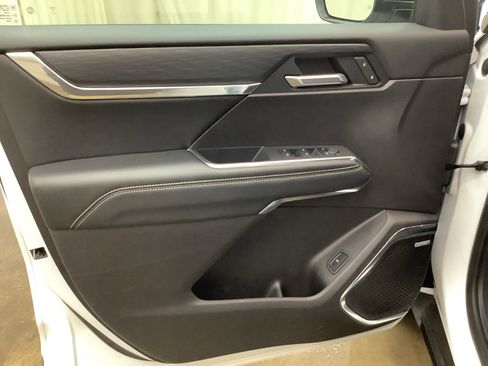 Used 2025 GMC Acadia Elevation FWD image 12