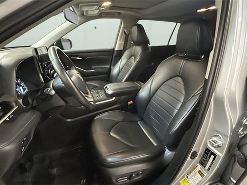 Used 2024 Toyota Highlander XLE image 13