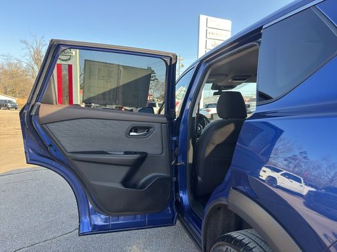 Used 2021 Nissan Rogue SV image 19