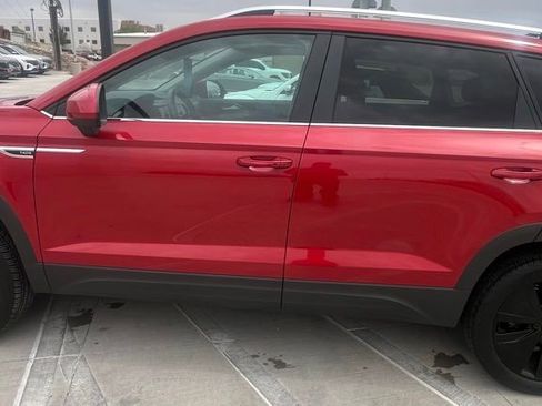 Certified 2024 Volkswagen Taos SE image 5