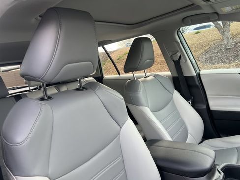 Used 2022 Toyota RAV4 XLE Premium image 24