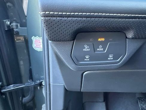 Used 2025 Volkswagen Atlas SEL AWD/4WD image 13