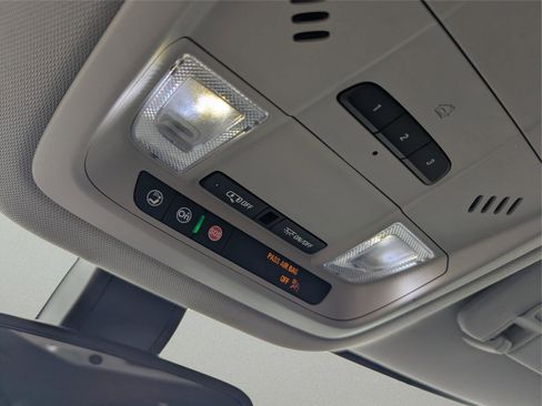 Used 2021 Buick Enclave Essence image 25