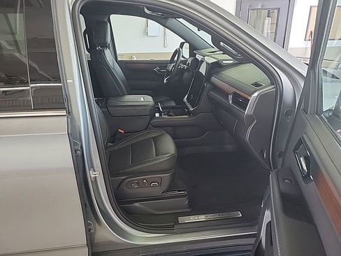 Used 2025 GMC Yukon XL Denali AWD/4WD image 11