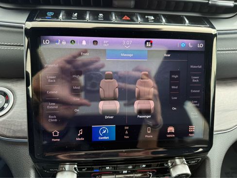 Used 2023 Jeep Grand Cherokee Overland w/ Luxury Tech Group IV AWD/4WD image 19