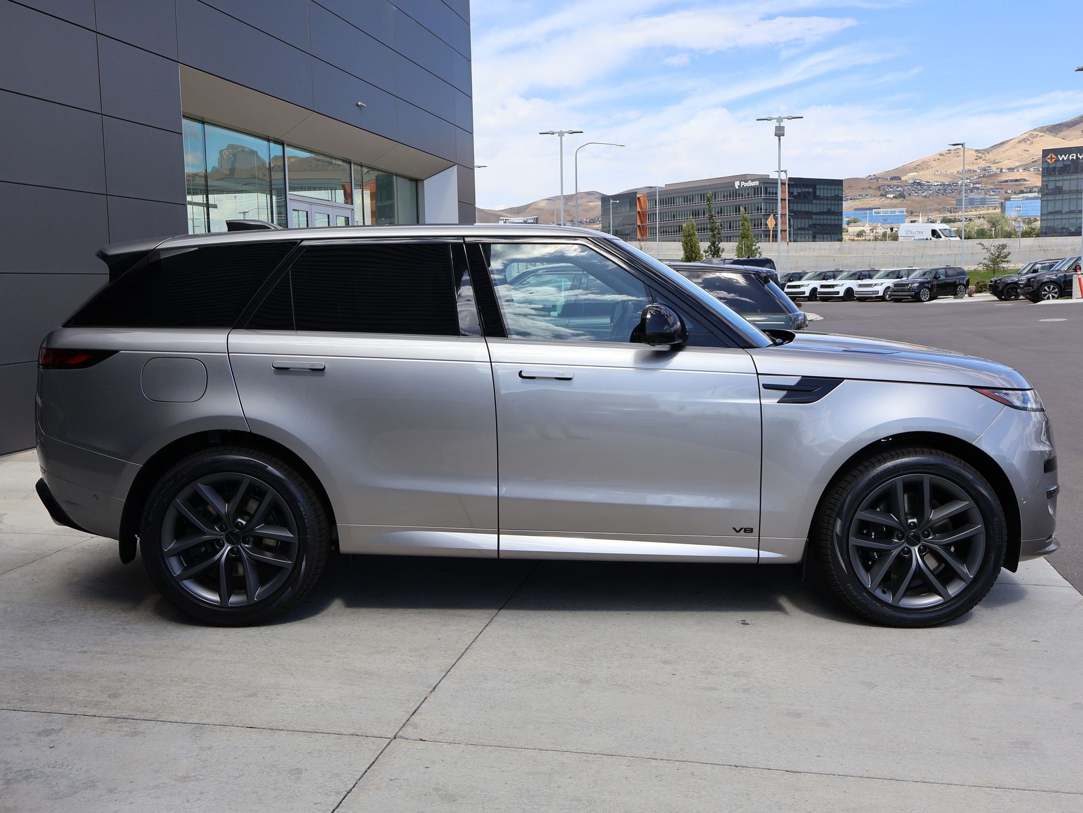 New 2026 Land Rover Range Rover Sport Dynamic SE AWD/4WD image 4