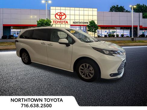 Used 2025 Toyota Sienna XLE w/ XLE Plus Package FWD image 10