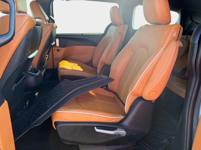 Used 2023 Chrysler Pacifica Pinnacle FWD image 11