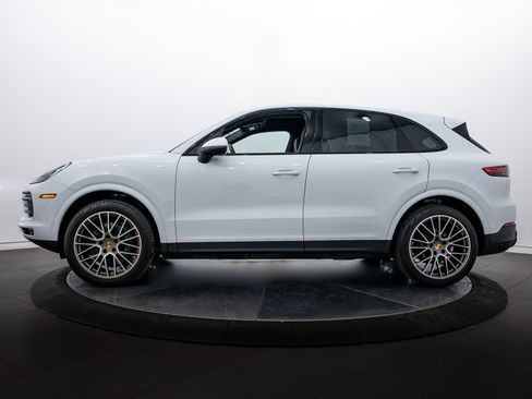 Certified 2023 Porsche Cayenne Platinum Edition image 2