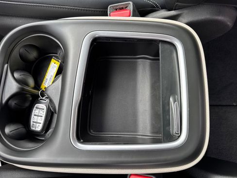 Used 2024 Chrysler Pacifica Touring-L image 25