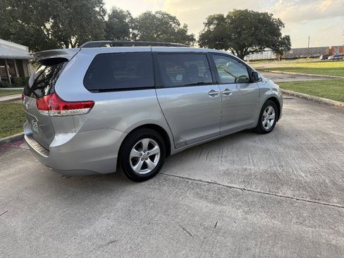 Used 2012 Toyota Sienna LE FWD image 5
