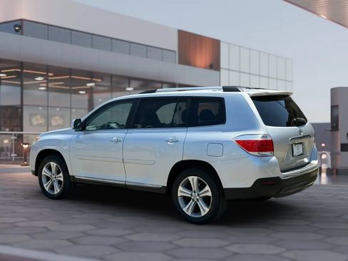 Used 2012 Toyota Highlander Limited w/ Tow Pkg FWD image 4
