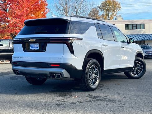 Used 2024 Chevrolet Traverse LT image 5