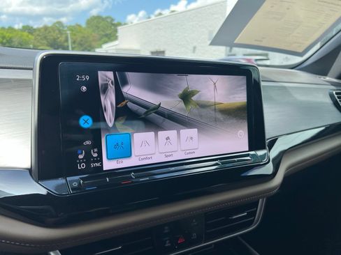 Certified 2025 Volkswagen Atlas Cross Sport SE FWD image 21