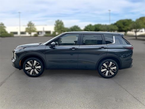 New 2025 Mitsubishi Outlander SE image 3