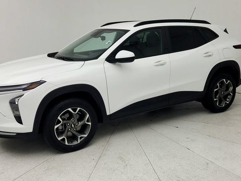 Used 2025 Chevrolet Trax LT w/ Driver Confidence Package FWD image 4