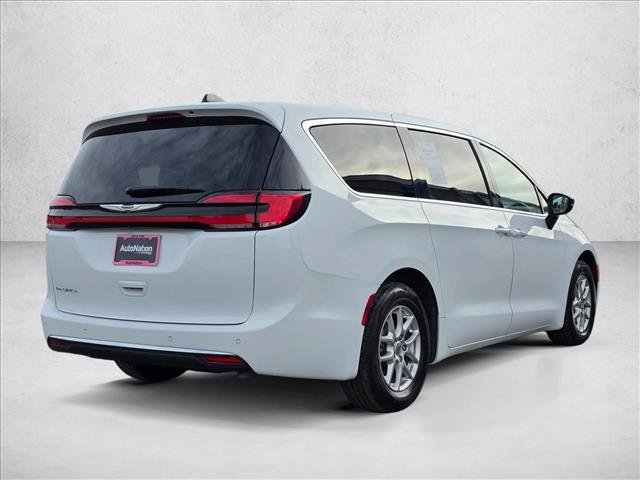 Used 2024 Chrysler Pacifica Touring-L FWD image 5