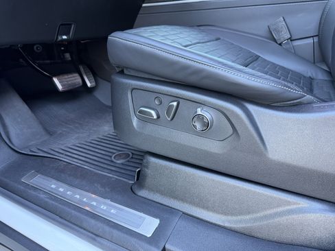 Used 2025 Cadillac Escalade V image 17