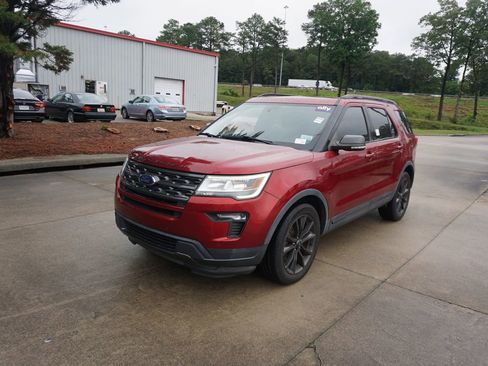 Used 2018 Ford Explorer XLT w/ Equipment Group 202A FWD image 26