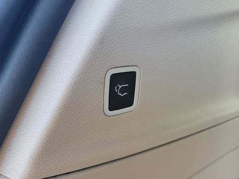 Used 2021 Chrysler Pacifica Touring-L image 7