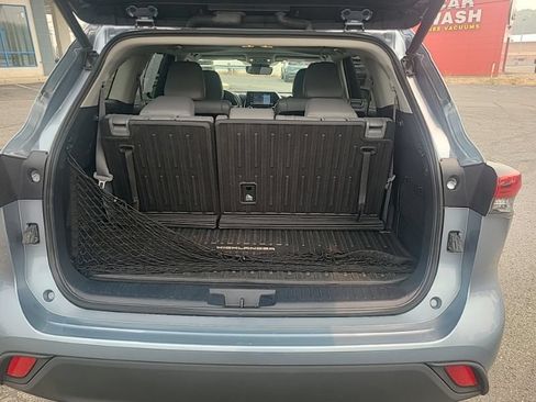 Used 2021 Toyota Highlander XLE AWD/4WD image 11