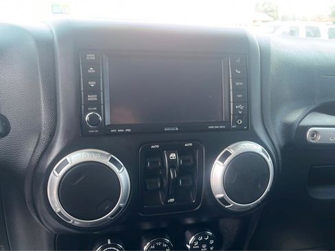 Used 2015 Jeep Wrangler Unlimited Sahara w/ Connectivity Group AWD/4WD image 12