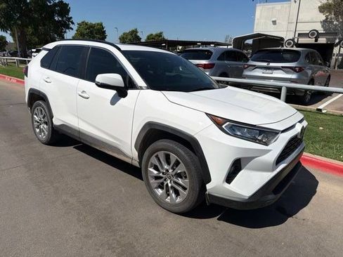 Used 2020 Toyota RAV4 XLE Premium FWD image 4