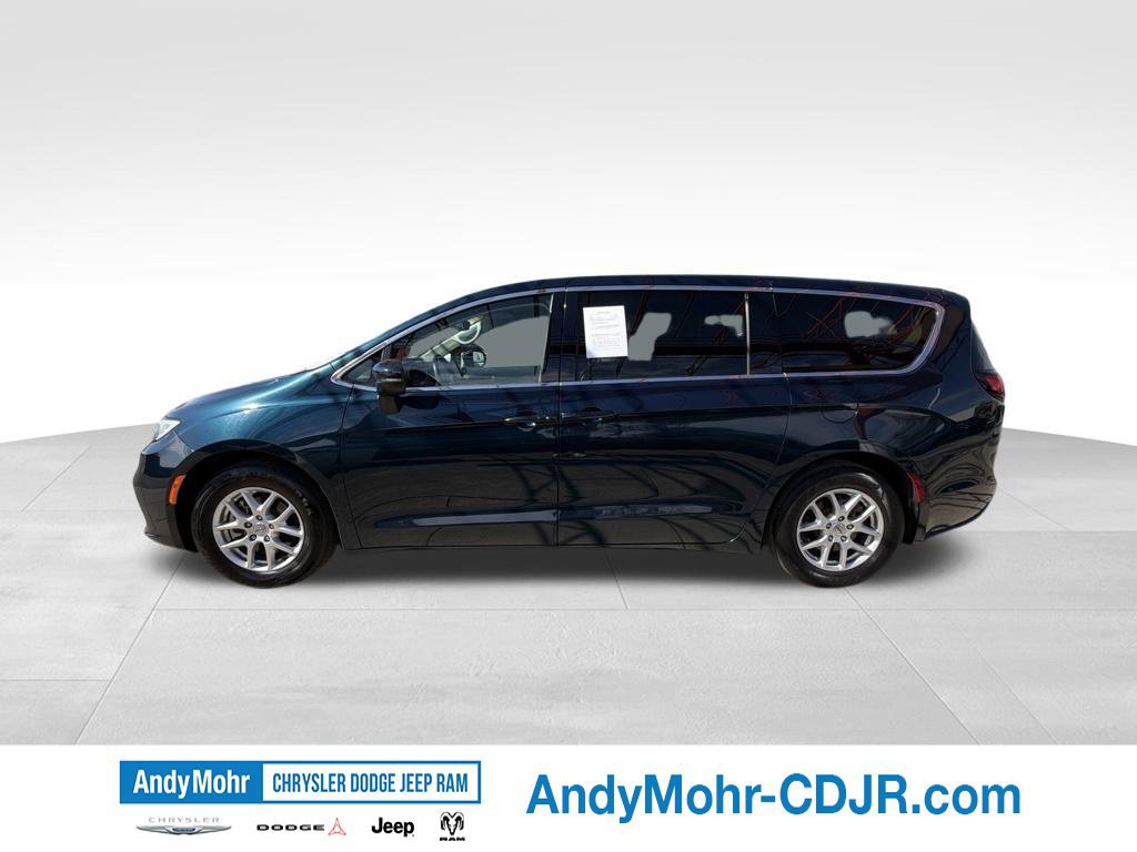 Used 2023 Chrysler Pacifica Touring-L FWD image 4