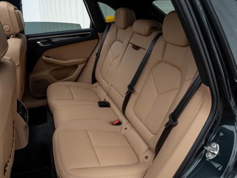 Certified 2025 Porsche Macan AWD/4WD image 35