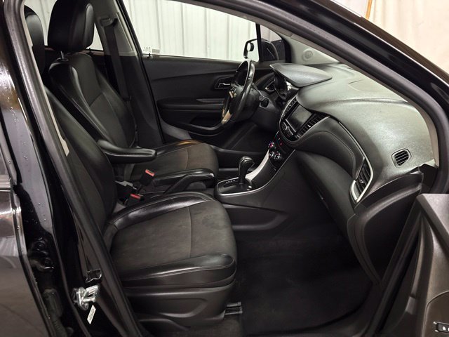 Used 2021 Chevrolet Trax LT w/ Midnight Edition FWD image 18