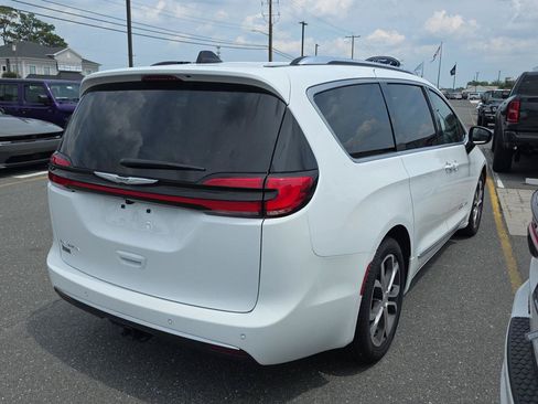 Used 2026 Chrysler Pacifica Pinnacle w/ Trailer Tow Group FWD image 6