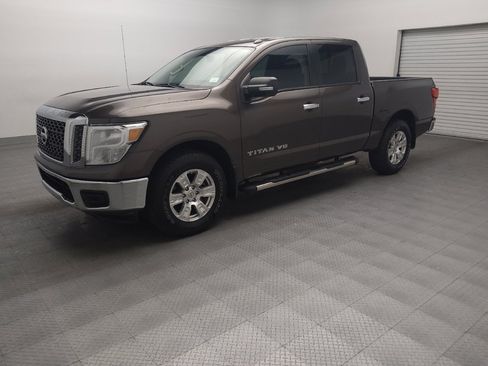 Used 2018 Nissan Titan SV RWD image 2